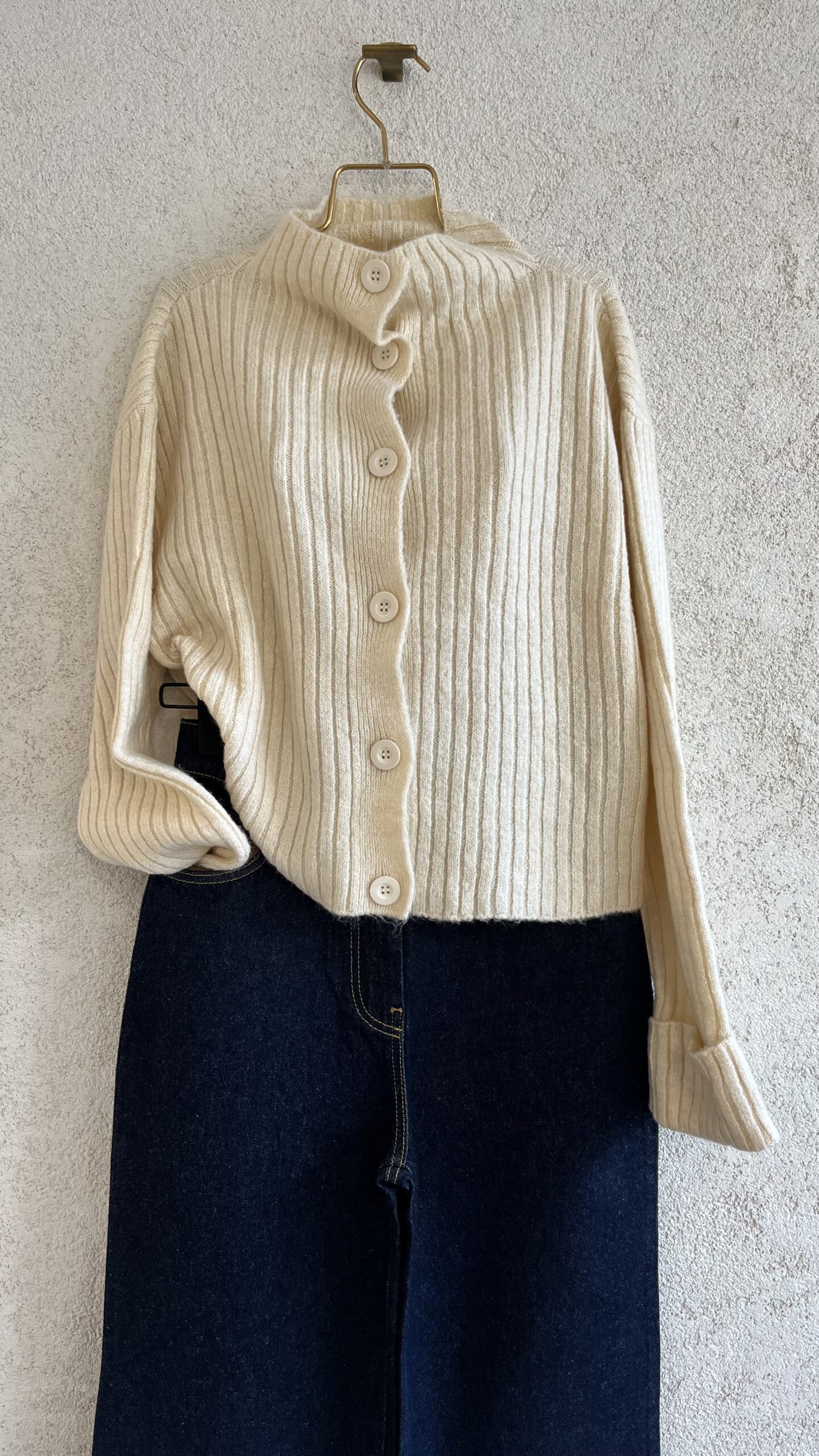 Düğmeli Kısa Örgü Hırka