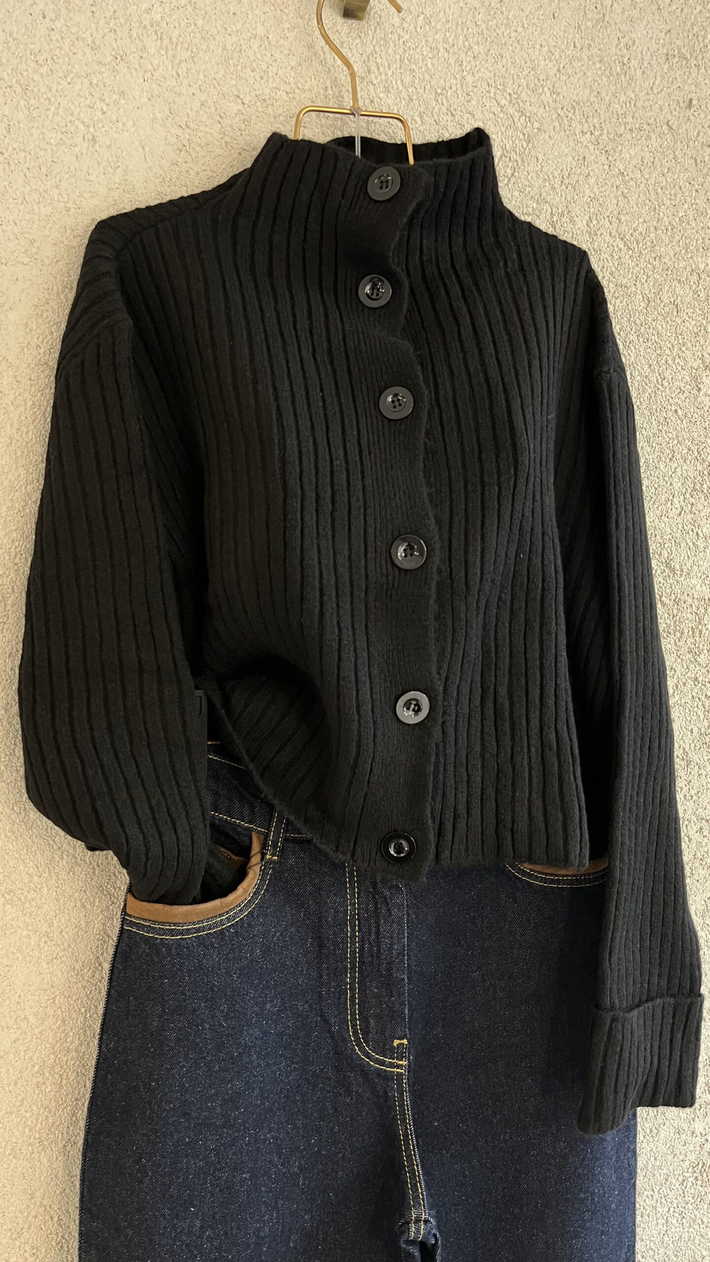 Düğmeli Kısa Örgü Hırka